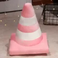 Cuscino peluche cono stradale rosa, cuscino a righe creativo per arredamento casa, gioco morbido. - Rosa