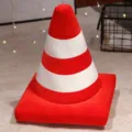 Simpatico cuscino a forma di cono stradale in peluche, morbido cuscino decorativo per casa. - Rosso