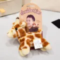 Simpatico peluche da spalla a forma di giraffa con magnete per fissaggio sicuro. - 16cm / Cervo