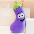Simpatico cuscino in peluche melanzana viola, morbida bambola vegetale per cameretta bambini. - 55cm / Melanzana
