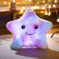 Cojín de felpa de estrella colorida tie-dye con luces LED brillantes, juguete luminoso suave y lindo. - Estrella de cinco puntas con cara sonriente pastel