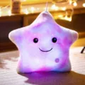 Cojín de felpa de estrella brillante colorido, variante de juguete suave y tierno. - Estrella de cinco puntas con cara sonriente morada