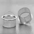 Vue détaillée de la passoire d'évier en acier inoxydable avec maille fine et poignée. - 1 Pièce / Argent