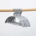 Perchas de plástico gris sin costuras con diseño antideslizante para organizar la ropa - Gris