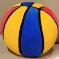 Cuscino in peluche a forma di pallacanestro colorata, morbido cuscino decorativo. - 9cm / Blocchi di colore rosso, giallo e blu