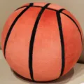 Pluesch Basketball Kissen, weiches Stofftier Sportspielzeug, kreative Heimdeko Geschenk. - Ziegelrot