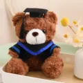 Abschluss Plueschbaer Teddybaer mit Doktorhut und Doktormantel als schoenes Geschenk - Hellbraun-blaue Streifen