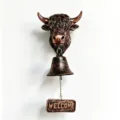 Vista macro detallada de la campana Highland Cow con un acabado metálico en bronce antiguo. - Campana de Vaca de las Tierras Altas / Bronce antiguo