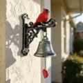 Herdenkingstuinbel met rode kardinaalvogeldecoratie en een hartvormige hanger voor buiten - Kardinaalstijl (Kardinaaldeurbel)
