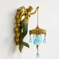 Elegante goldene Vintage-Wandlampe aus Harz im Meerjungfrau-Design mit blauen Kristalltropfen - Meerjungfrau / Gold