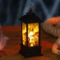 Lanterna nera decorativa di Halloween con sagome di streghe e calda luce LED soffusa - Strega