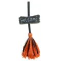 Halloween Hexenbesen-Requisite mit 'Welcome'-Schild und orangen Bastborsten - Orange