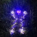 Leuchtende Halloween-Skelett-Gartenstecker aus Kunststoff mit violetten und warmweißen LEDs - Warmweiß Und Lila Leuchtendes Skelett-Set