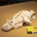 Adorable drago di peluche beige morbido con ali e aculei dorati lucidi per regalo di compleanno. - Rosa / 90cm