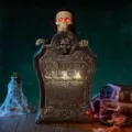 Lapide animata di Halloween con occhi di teschio rossi luminosi e incisione RIP - Stile Sollevamento & Luminoso / 26x10x39cm