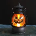 Lanterne citrouille Halloween rétro avec lumière LED chaude sur un livre ancien - Lanterne Noire Yeux Ronds