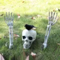 Ρεαλιστικό κρανίο σκελετού Halloween και διακοσμητικά χεριών για εξωτερικό χώρο κήπου. - Σετ Στηριγμάτων Σκελετού Με Κοράκι