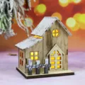 Miniatura di casa natalizia in legno con luci LED e dettagli del tetto innevato - Stile B Baita