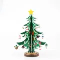 Mini árbol de Navidad de madera verde con colgantes festivos y una estrella dorada arriba. - Árbol de Navidad Verde Grande