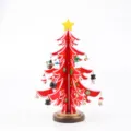 Dekorativer roter Weihnachtsbaum aus Holz mit kleinen festlichen Anhängern für den Tisch - Großer roter Weihnachtsbaum