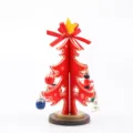 Roter kleiner Weihnachtsbaum aus Holz mit bunten Anhängern als Deko - Kleiner roter Weihnachtsbaum