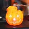Φωτεινό πορτοκαλί φανάρι κολοκύθας Halloween με αράχνη και λαβή από ρουστίκ σχοινί - Λάμπα Κολοκύθας Αράχνη