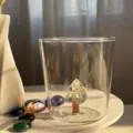 Nahaufnahme Detail des transparenten Glases mit buntem 3D Weihnachtsbaum innen, Geschenk. - 301-400ml / Wunschbaum
