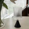 Vintage gerippter Glas Kelch mit schwarzem Fuß, elegantes französisches Design Trinkbecher. - 201-300ml / Gestreift