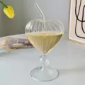 Klares Glas Herzform Cocktailbecher Detail, elegantes Rillendesign mit Glasstrohhalm. - Gestreift