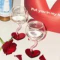 Detailopname van creatief wijnglas met hartvormige voet en golvende steel, stijlvol. - 301-400ml / Romantisch hart glas op voet