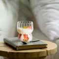 Transparenter Glasbecher mit vertikalen Streifen und Stufendesign für kalte Getränke, Haushalt. - Gestreifter Stil