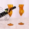 Kreatives bernsteinfarbenes Glas in Menschenform, einzigartiger nackter weiblicher Kelch. - Bernstein