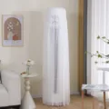 Dettaglio della copertura per condizionatore verticale in morbido tessuto di pizzo bianco. - Copertura per condizionatore (altezza 170 cm) / Fascino a farfalla - bianco