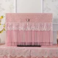 Dettaglio copertura antipolvere TV in pizzo trapuntato rosa con ricami floreali e frange. - 32 pollici (80*50 cm) / Rosa fiore di pesco della felicità