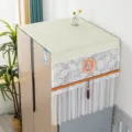 Detalle de funda antipolvo para frigorífico, tela acolchada con elegante borde de encaje y borla. - Puerta única Ancho 55*Fondo 50*Alto 60 cm / Elegancia de peonía blanco
