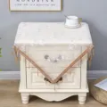 Funda antipolvo cuadrada de encaje blanco para mesita de noche con flecos de cuentas doradas - 65x65cm / Blanco impresionante