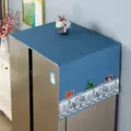 Housse anti-poussière pour réfrigérateur en tissu bleu avec bordure en dentelle florale pour appareils. - Fée des fleurs bleu