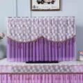 Copertura protettiva per TV in pizzo viola con ricamo floreale e decorazioni eleganti. - Petali cadenti viola