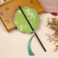 Mini abanico redondo plegable de estilo chino tradicional con mango de bambú y borla verde. - 35cm de Largo / Bambú Verde de Ocho Pétalos