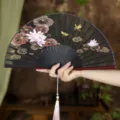 Éventail pliable doré de style chinois lotus rétro pour accessoire de danse hanfu été - Lotus d'Encre et Libellule Poignée Peinte