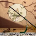Éventail à main rond traditionnel chinois avec long manche et gland vert pour la photographie Hanfu - Nouvelle collection ronde oiseaux perchés sur des branches