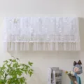 Vista dettagliata di una copertura per condizionatore a parete in pizzo bianco ricamato con frange. - Luna in fiore bianco senza rimozione all'accensione