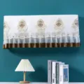 Stilvolle weisse Spitzen-Klimaanlagenabdeckung mit Blumenstickerei und Samtrand. - Europäisches Blumenmuster Kaffee-Design (bleibt an)