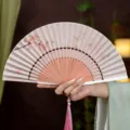 Éventail pliant rose à fleurs, éventail vintage de cerisier, accessoire Hanfu élégant. - Cerise Rose Pluie de Printemps/Poignée Blanche