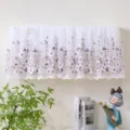 Vista dettagliata della copertura per condizionatore in rete bianca con ricami floreali. - Prugna salice viola (non rimuovere all'accensione)