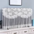 Detailansicht der eleganten weißen Spitzen-TV-Abstaubungsabdeckung mit zarter Blumenstickerei. - 32 Zoll (Breite 85 * Höhe 55 cm) / Sechsblättrige Pflaume Beige (Fernsehen ohne Abnehmen möglich)