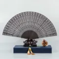 Abanico plegable de ébano y sándalo de 7 pulgadas con diseño calado, gran regalo. - Ébano Plumas de Pavo Real