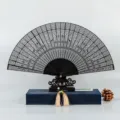 Abanico plegable tradicional chino de madera de ébano tallado con elegante caja de regalo. - Ébano Llegada del Fénix