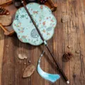 Traditioneller chinesischer Fächer mit langem Griff für Hanfu, Seidenfächer mit blauer Quaste. - Achtblättriger Taillenfächer Koi