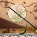 Éventail rond traditionnel chinois à long manche avec motif floral, accessoire de danse Hanfu. - Nouvelle collection ronde fleurs de lilas des Indes